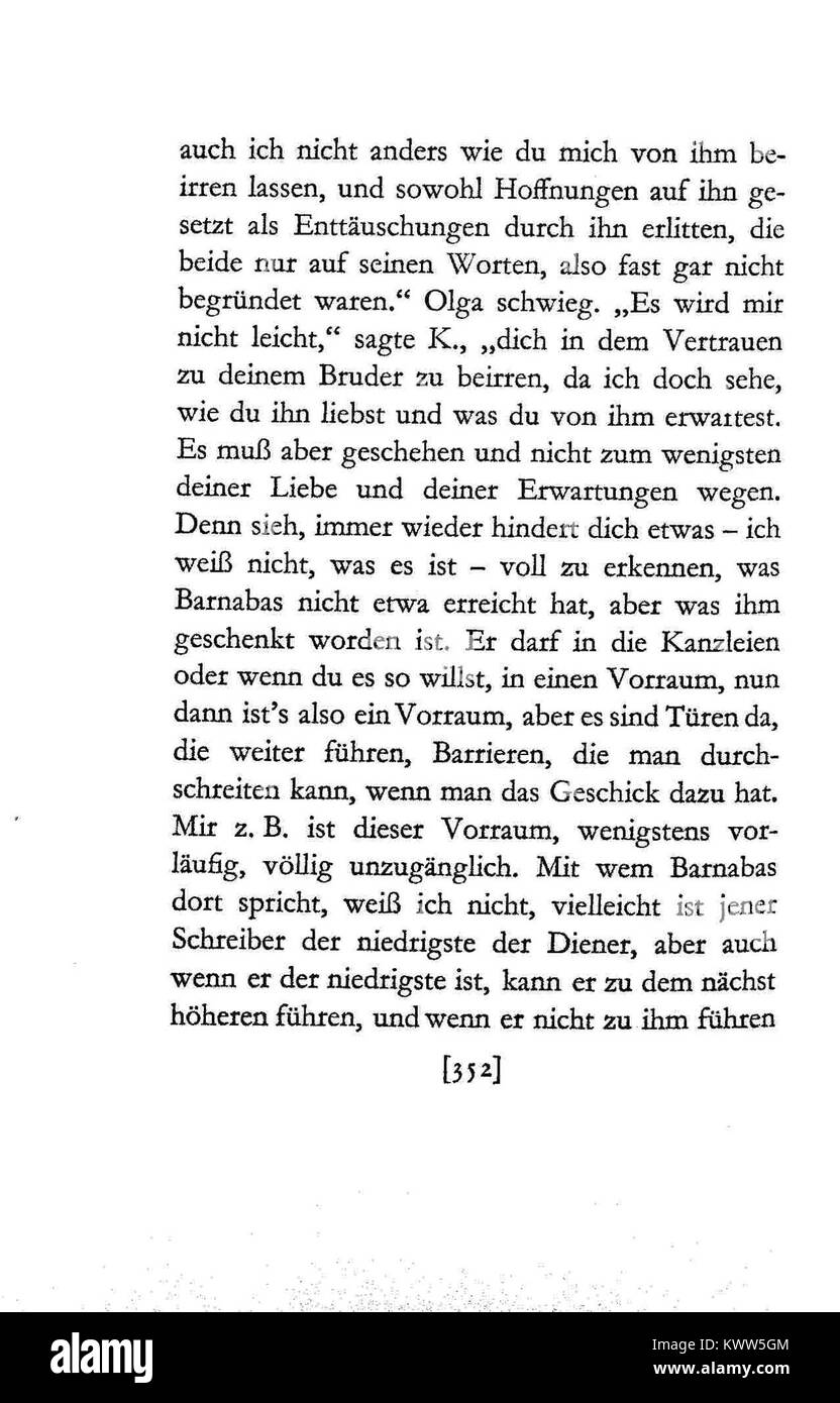 „De Kafka Schloss“ kann sich auf ein historisches oder literarisches Thema beziehen, das möglicherweise mit Franz Kafkas Werk verbunden ist, insbesondere mit seinem Roman oder einer persönlichen Verbindung zu einem Ort. Dieser Titel symbolisiert Kafkas Auseinandersetzung mit existenziellen Themen wie Isolation und Autorität. Stockfoto