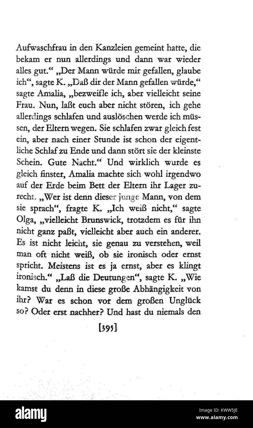 Eine Seite aus Franz Kafkas Schloss zeigt erzählerische Details aus dem Roman über K’s Kämpfe und veranschaulicht Kafkas Fokus auf Bürokratie, Entfremdung und die unpersönlichen Kräfte institutioneller Macht. Stockfoto