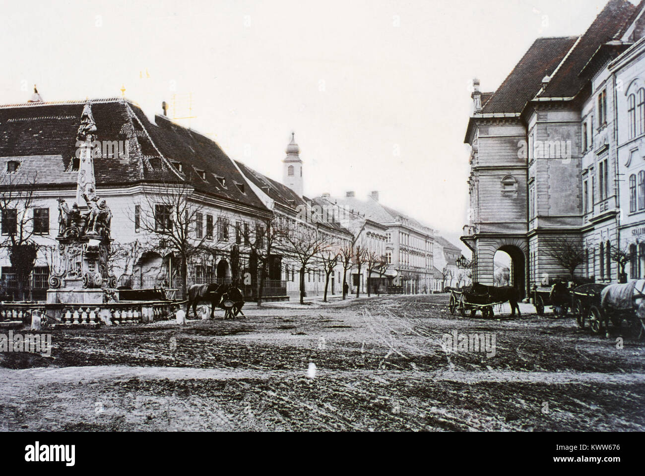 Deák Ferenc tér, nepomuki Szent János emlékoszlop mögött ein Habsburger ház. Szemben a Fő utca ein Vármegyeházával Polgármesteri Hivatal (Ma). 86787 Fortepan Stockfoto