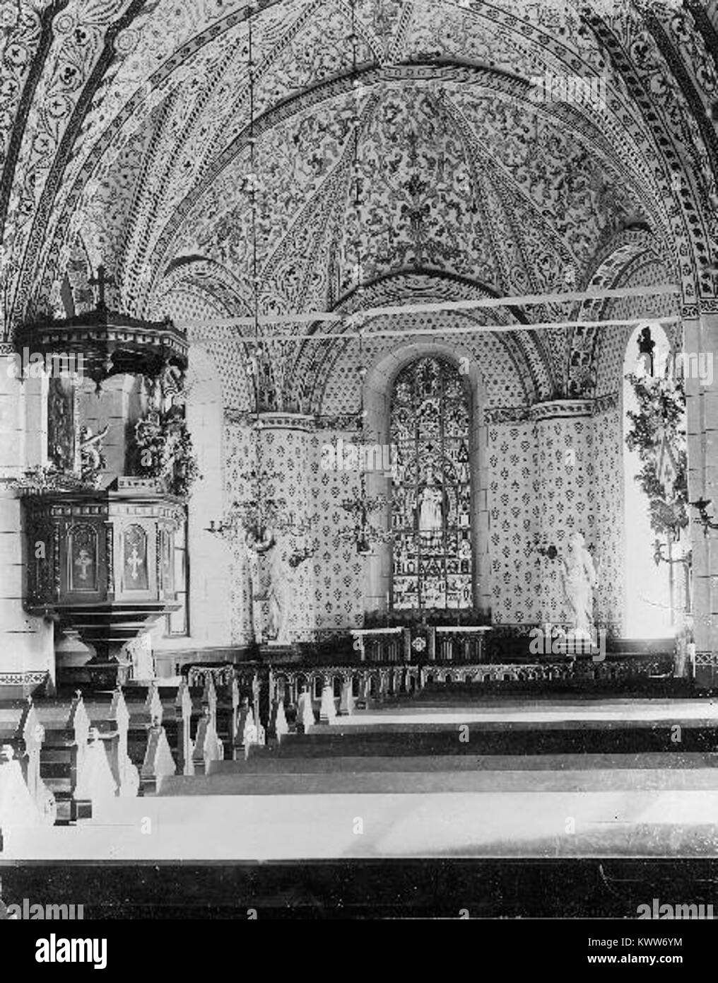Die Älvkarleby Kirche in Schweden, die vom schwedischen Nationalerbe (KMB) gelistet ist, repräsentiert die traditionelle schwedische Kirchenarchitektur und die dauerhafte kulturelle Bedeutung der Pfarrkirchen. Stockfoto