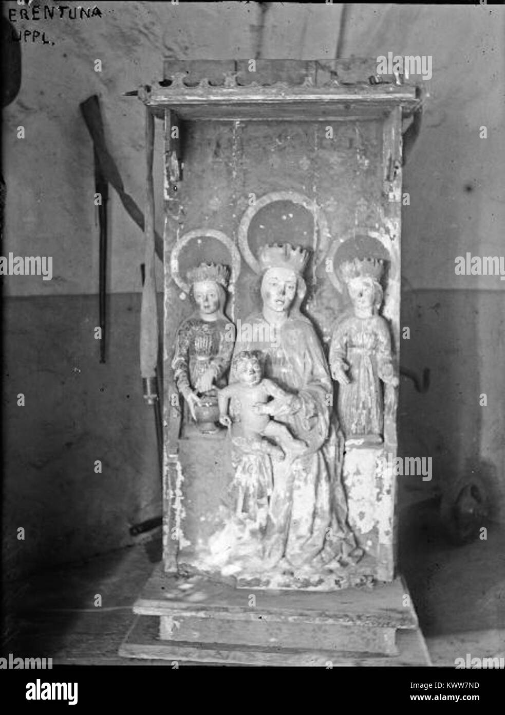 Ärentuna kyrka in der Pfarrei Ärentuna zeichnet sich durch sein graues Steinschiff und den Chor aus gerader Ostwand, die Hinzufügung von Sakristei und Veranda sowie Wandgemälde mit Heiligen und Schöpfungsszenen aus der Mitte des 15. Jahrhunderts aus. Wikipedia Stockfoto