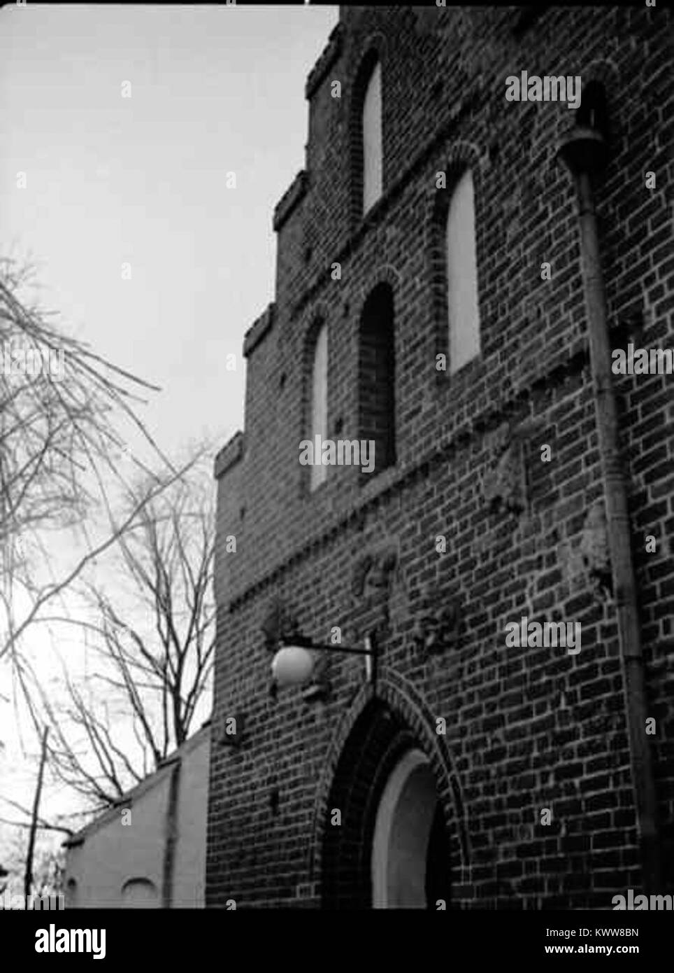 Die Sankta Maria Kirche in Åhus, Schweden, ist eine mittelalterliche Backsteinkirche aus dem 12. Jahrhundert. Es verfügt über romanische und gotische Architekturstile, eine hohe Gewölbedecke und historische Fresken, die seine lange religiöse und kulturelle Geschichte widerspiegeln. Stockfoto