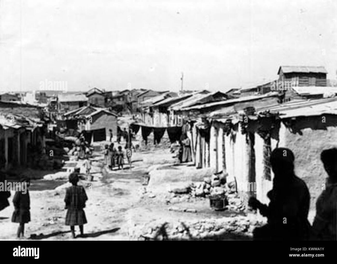 Foto eines Flüchtlingslagers in Aleppo, Syrien, mit temporären Unterkünften, Anwesenheit humanitärer Hilfe und Lebensbedingungen während der Vertreibung. Stockfoto