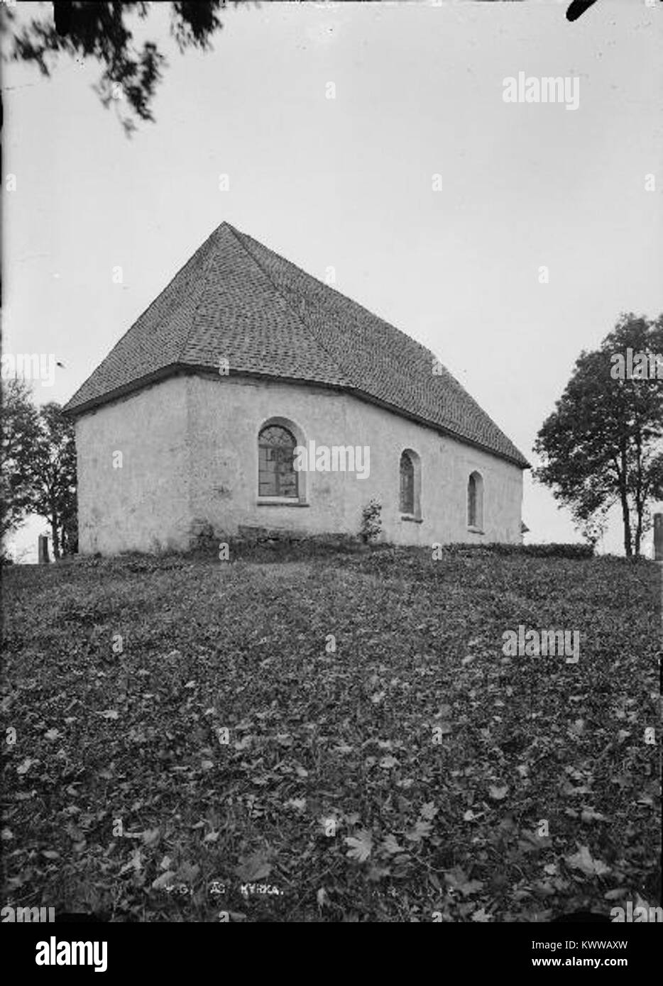 Die Kirche ås in Schweden ist eine historische Kirche, die im nationalen Kulturerbe-Archiv erfasst ist und architektonische Elemente aus dem Mittelalter und späteren Zeiten enthält, die zum lokalen religiösen Erbe gehören. Stockfoto