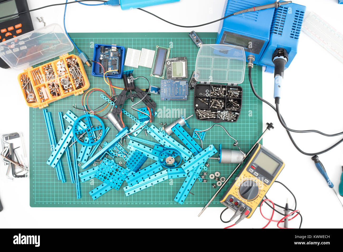 Manuelle Montage von elektronischen mechanisches Gerät aus einem Set von ersatzteilsatz Konstruktor Stockfoto