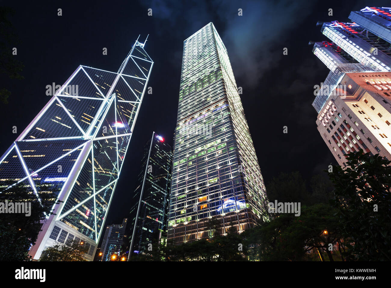 Wolkenkratzer unter Sternenhimmel, hohes Bürogebäude von Hong Kong City Stockfoto
