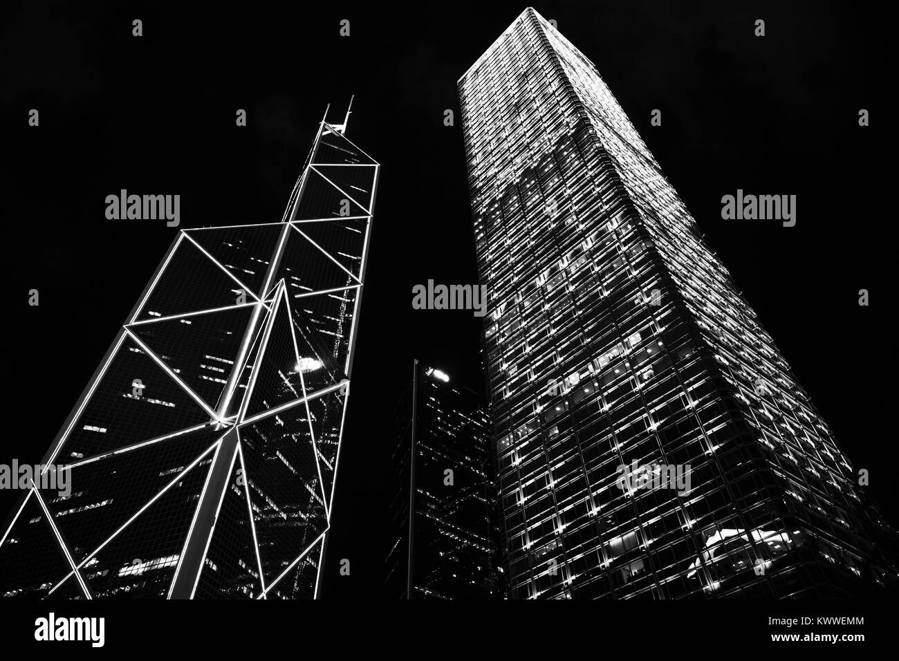 Wolkenkratzer unter dunklen Nachthimmel, hohes Bürogebäude von Hong Kong City. Schwarz und Weiß Foto Stockfoto