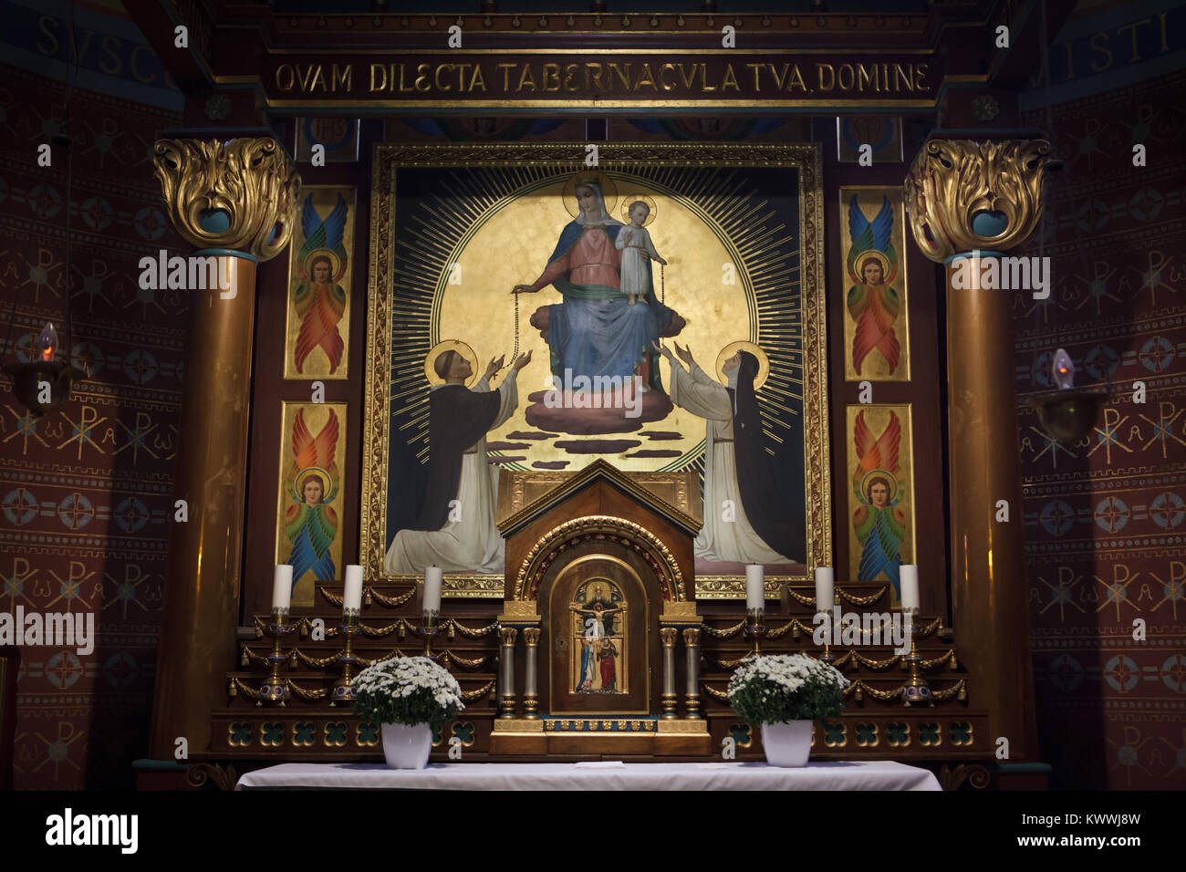 Unsere Liebe Frau vom Rosenkranz in das Altarbild in der Kirche die Kirche Unserer Lieben Frau vom Rosenkranz dargestellt (Kostel Panny Marie Růžencové) in Budweis in Südböhmen, Tschechien. Die Malerei als auch die aus Holz geschnitzte Ziborium wurden entworfen von Benediktinermönch Pantaleon (Jaroslav Major) und durch die Künstler der Beuroner Kunstschule in 1900-1902 realisiert. Stockfoto