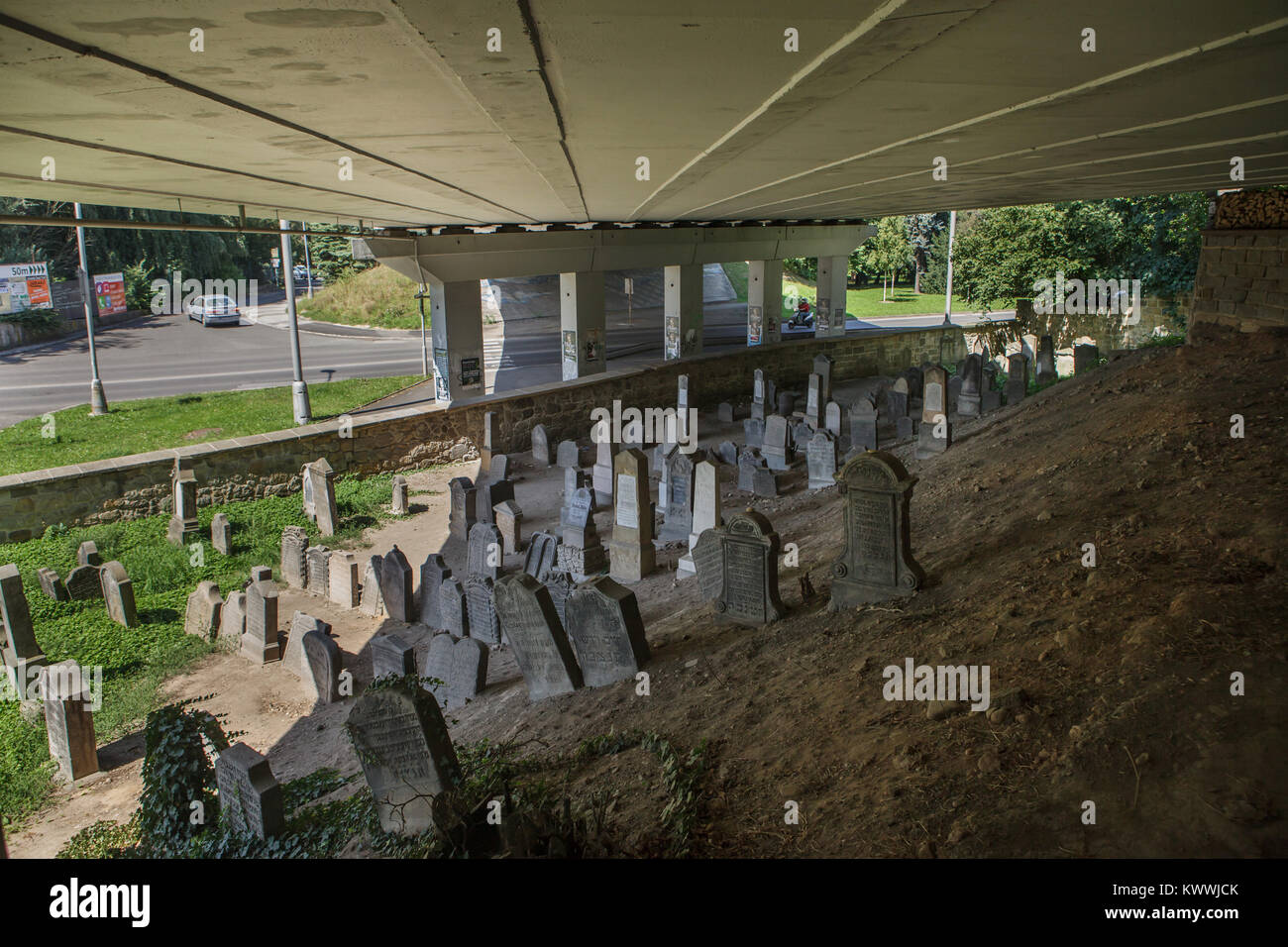 Autobahn Autobahnbrücke über den Jüdischen Friedhof in Turnov, Nordböhmen, Tschechische Republik. Die Unterführung wurde 1988-1991 im Auftrag des kommunistischen Behörden gebaut. Stockfoto