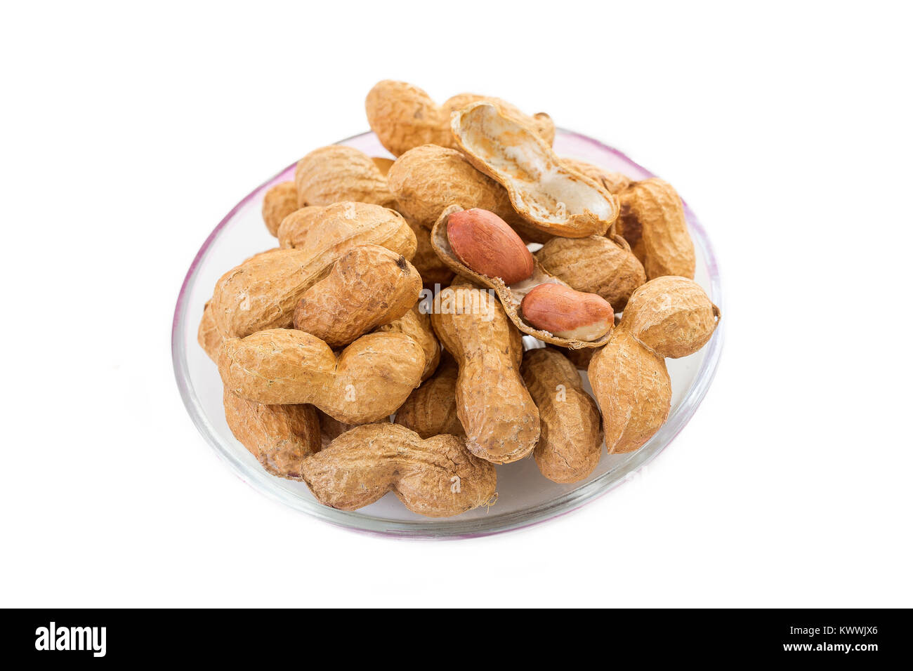 Erdnüsse in Glasschale auf weißem Hintergrund Stockfoto