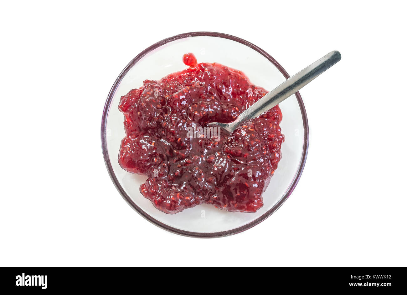 Himbeermarmelade in Glas Schale mit Löffel auf weißem Hintergrund Stockfoto