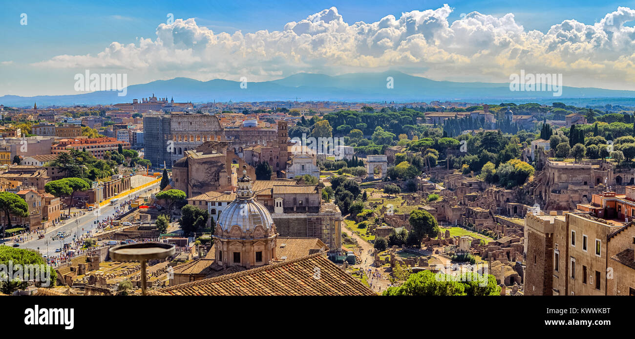 Dachterrasse mit Blick über das Foro Romano im Vordergrund und das berühmte Kolosseum im Hintergrund. Stockfoto