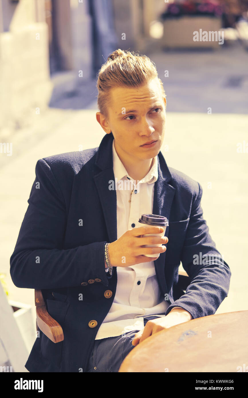 Man trinkt eine Tasse Kaffee Stockfoto