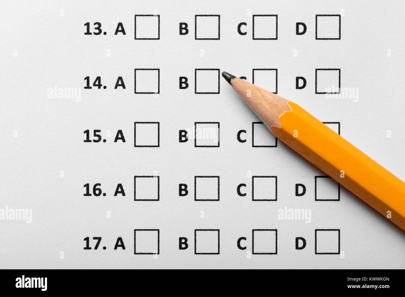 Prüfung Test Antwort Blatt mit gelben Bleistift. top View Stockfoto