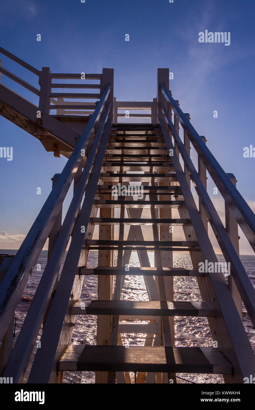 Jacob's Ladder, Schritte von Connaught Gärten zum Strand von Sidmouth, Devon, England, UK, unter einem strahlend blauen Himmel. Stockfoto