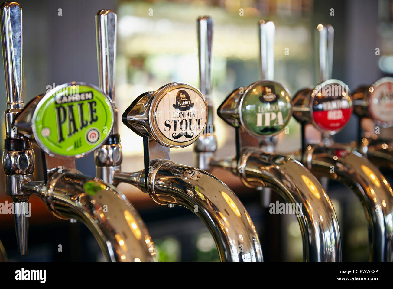 Bar Pumpen im Beaufort Pub und Restaurant in Colindale, nördlich von London, England Stockfoto