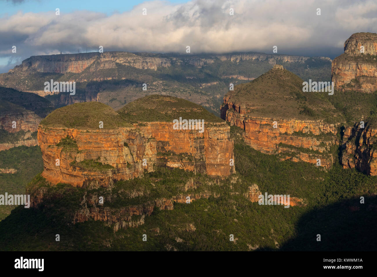 Abendstimmung kurz vor Sonnenuntergang am Blyde River Canyon und die Drei Rondavels, Panorama Route, Mpumalanga Stockfoto