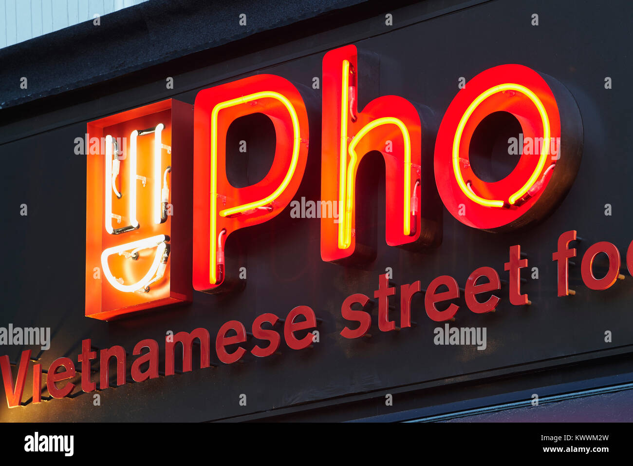 Pho vietnamesische Street Food Zeichen, Ealing Broadway, London UK Stockfoto