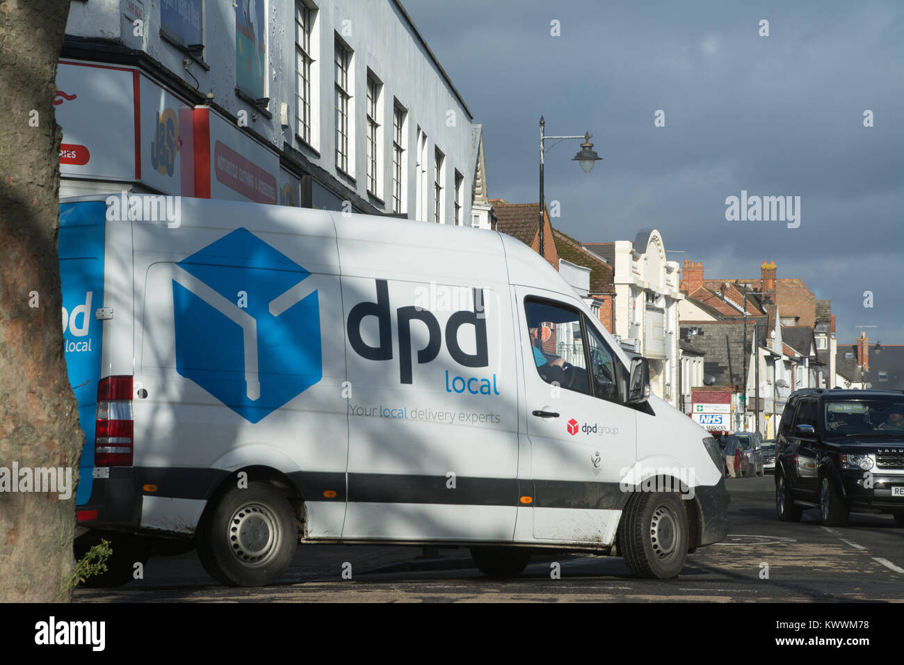 Parcel Delivery van fahren durch das Stadtzentrum in Farnborough, Hampshire, Großbritannien Stockfoto
