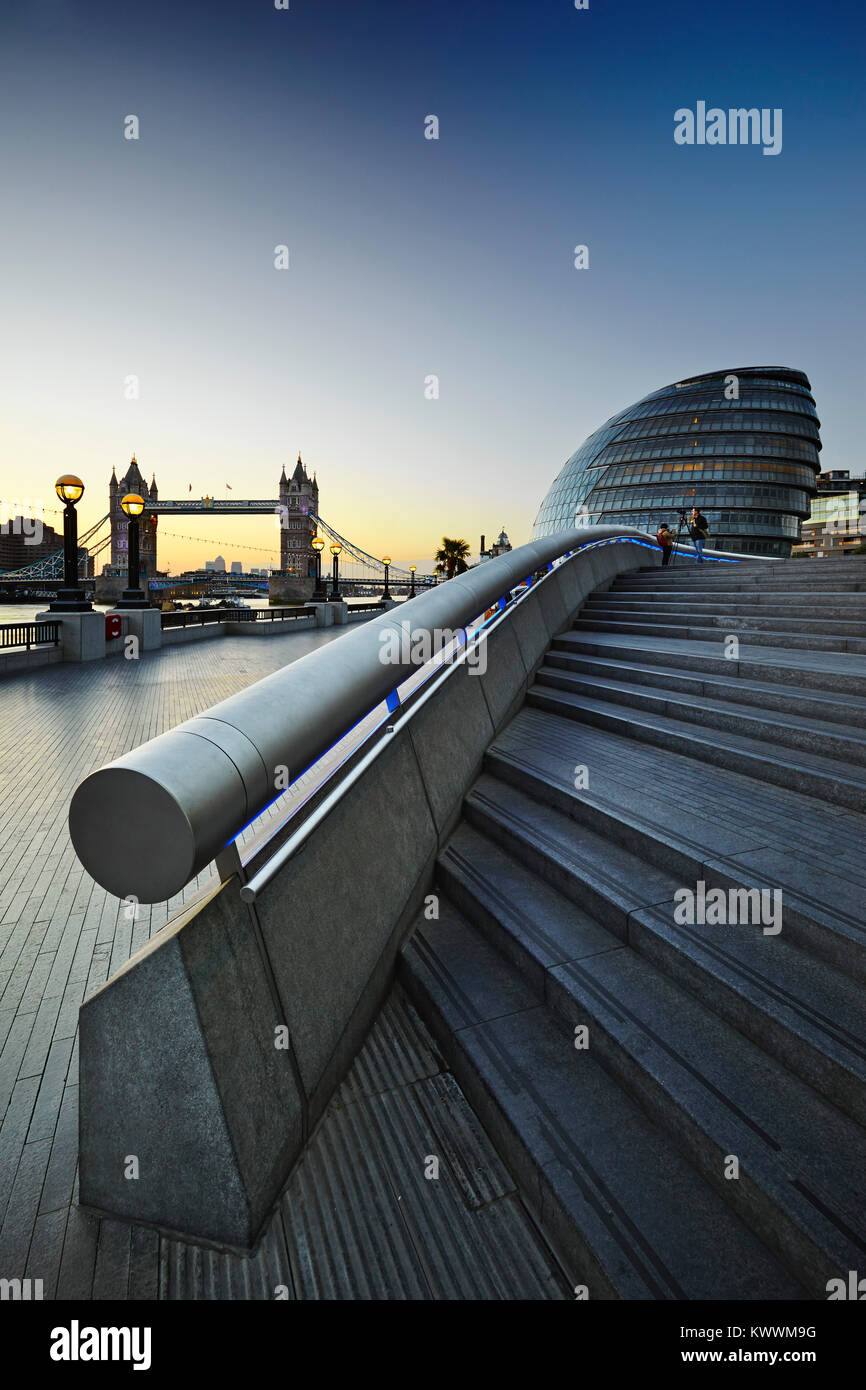 Die Tower Bridge und die Lade bei Sonnenuntergang, London, England, Großbritannien Stockfoto
