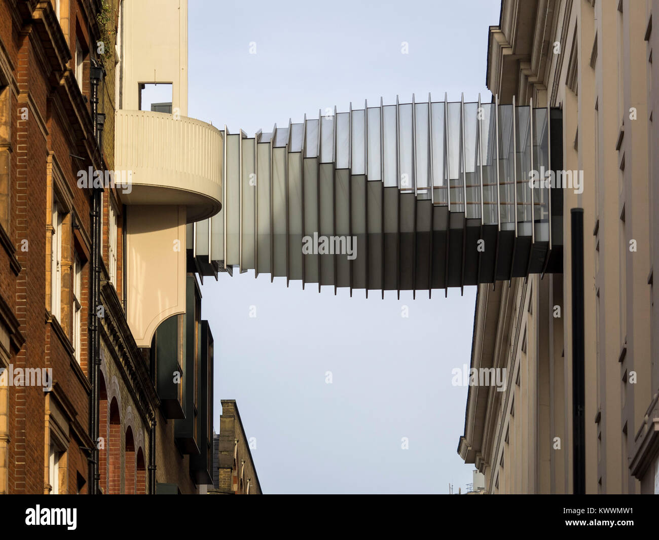 LONDON, Großbritannien - 01. NOVEMBER 2017: Der spiralförmige Fußweg, der die Royal Ballet School mit dem Royal Opera House verbindet Stockfoto