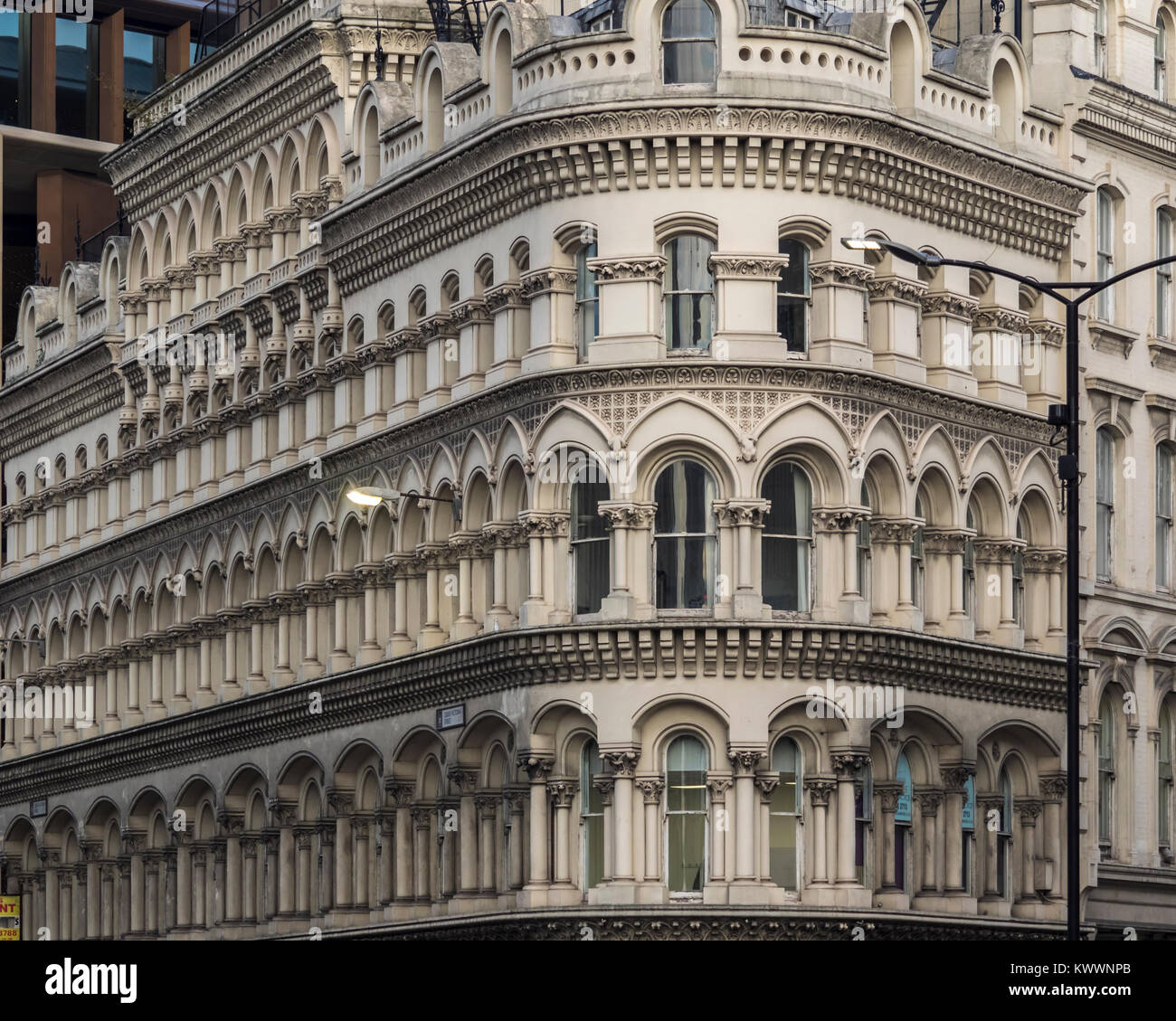 LONDON, Großbritannien - 01. NOVEMBER 2017: Kunstvolle Fassade des Victorian Building in der Queen Victoria Street in der City of London Stockfoto