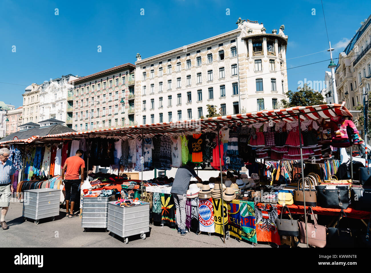 Wien, Österreich - 17. August 2017: Naschmarkt in Wien. Es ist ein Lebensmittel und Flohmarkt, vor Majolika Haus von Otto Wagner Stockfoto