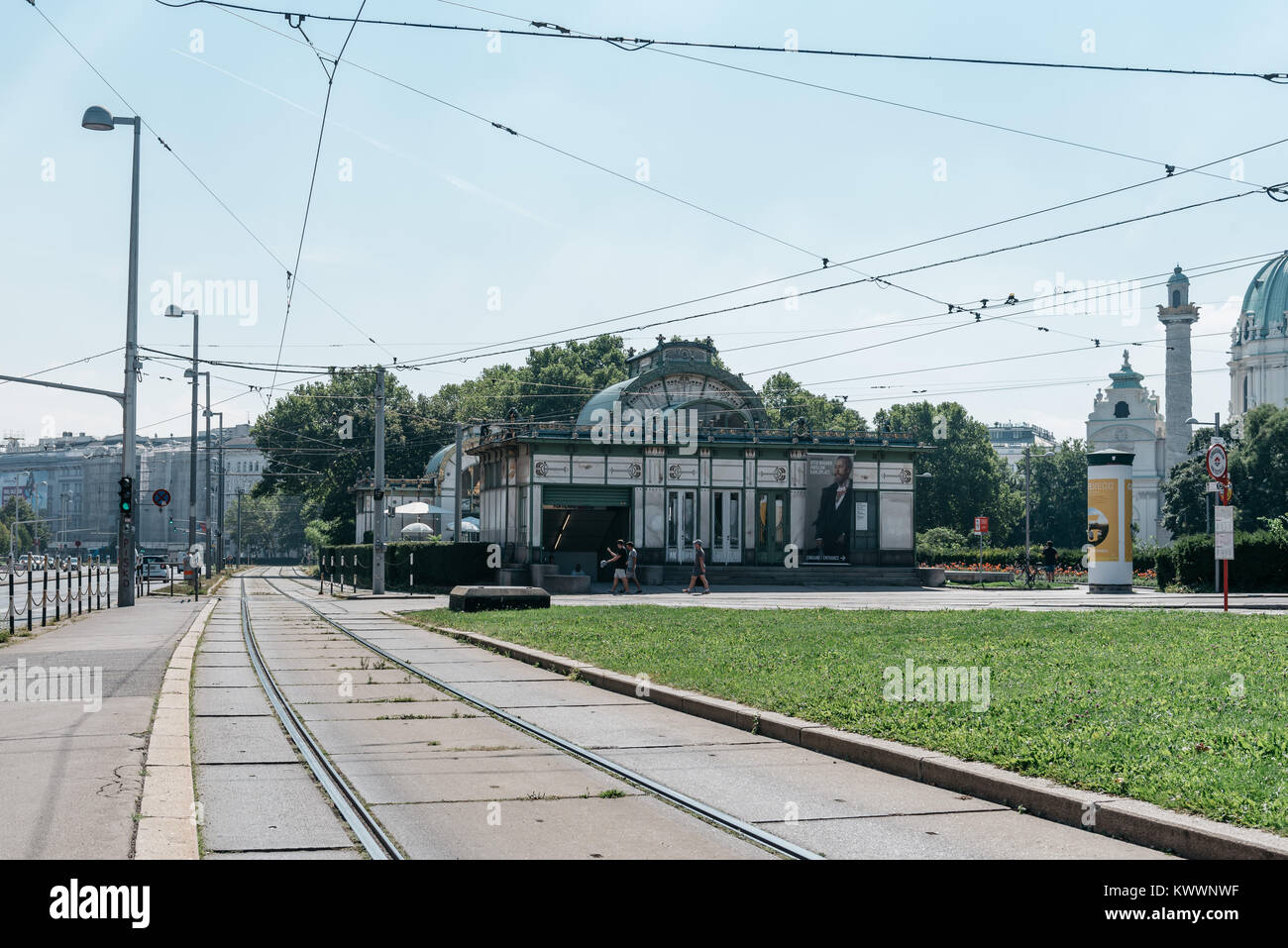 Wien, Österreich - 17. August 2017: U-Bahn Eingang und Jugendstil Pavillon am Karlsplatz in Wien. Von Otto Wagner entworfen Stockfoto