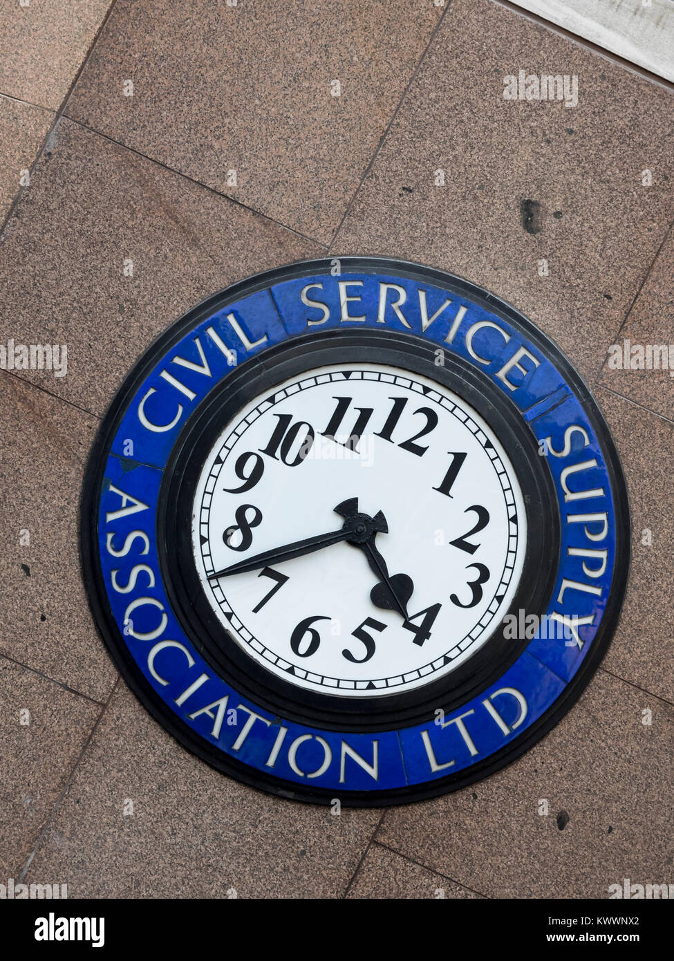 LONDON, Vereinigtes Königreich - 01. NOVEMBER 2017: Uhr außerhalb von 425 Uhr The Strand, ehemaliges Gebäude der Civil Service Supply Association mit Schild Stockfoto