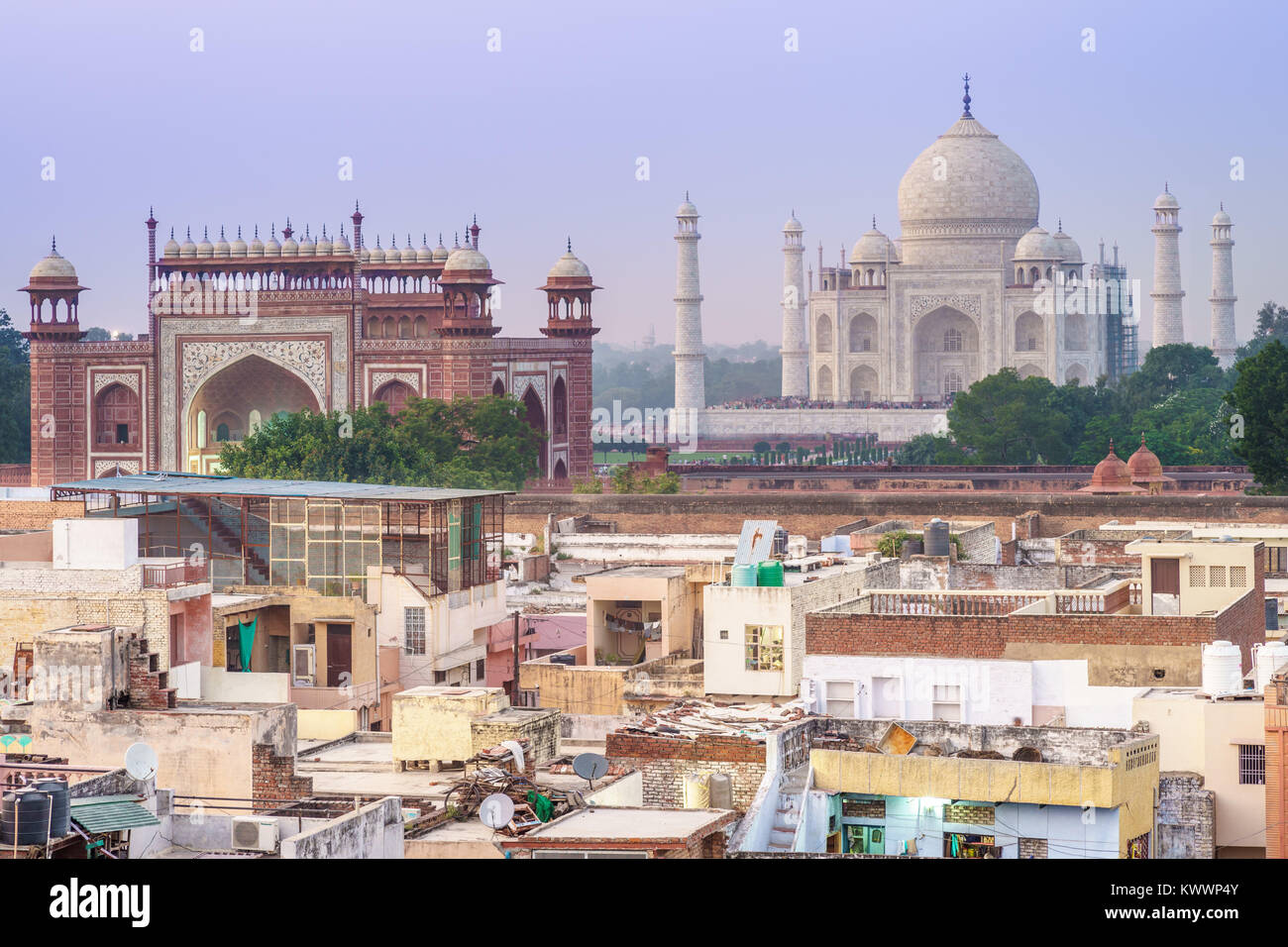 Blick auf den Taj Mahal und das große Tor vom Dach Stockfoto