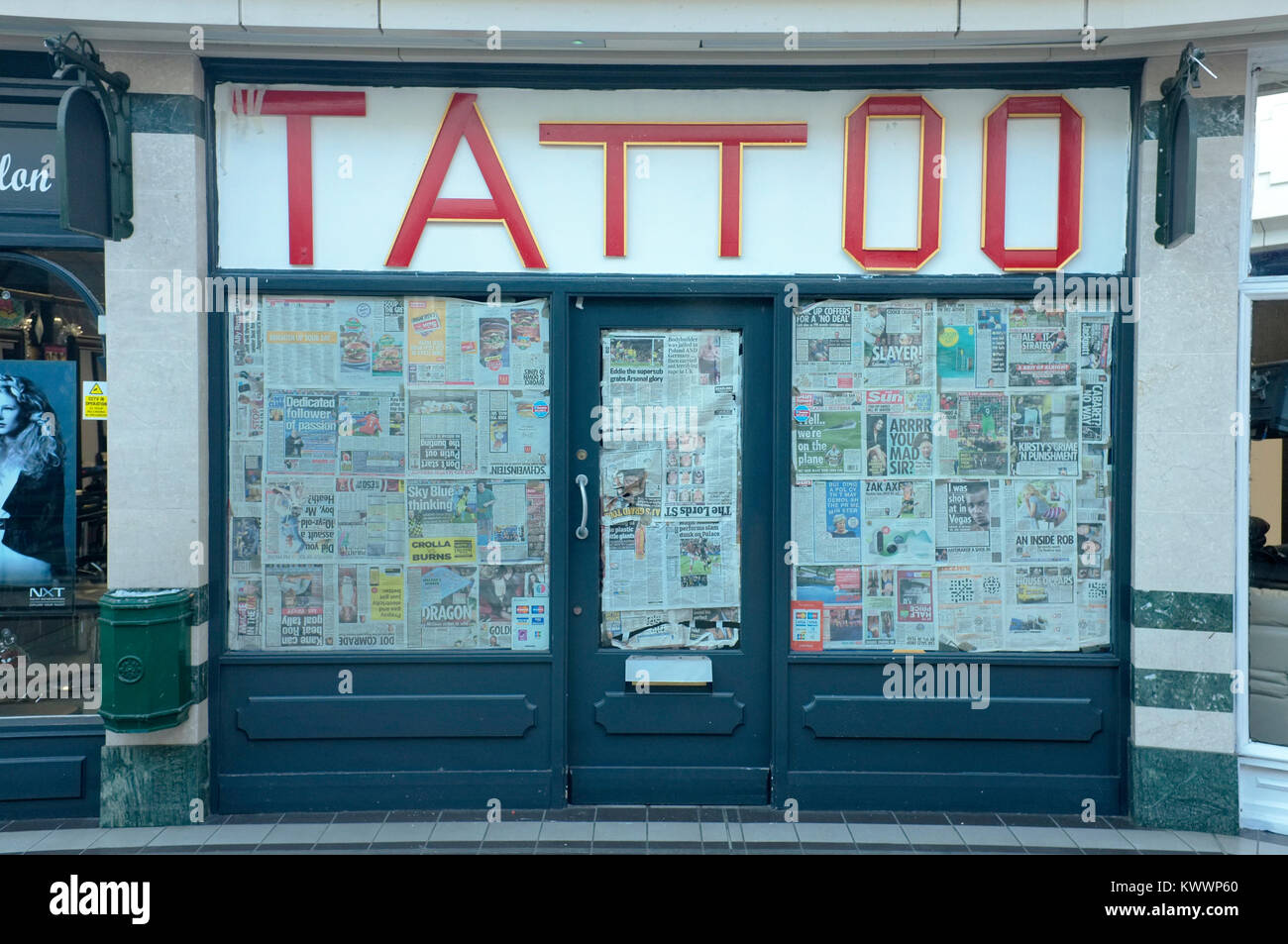 Eine geschlossene Tattoo Shop in Romsey, Großbritannien Stockfoto