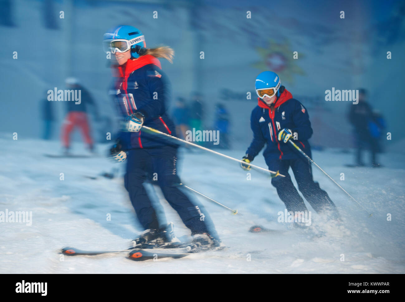 ParalympicsGB Skifahrer Jennifer Kehoe (rechts) und Menna Fitzpatrick während des ParalympicsGB 2018 Winter Olympics Alpin und Snowboard Team Ankündigung, Am Snowcenter, Hemel Hempstead. Stockfoto