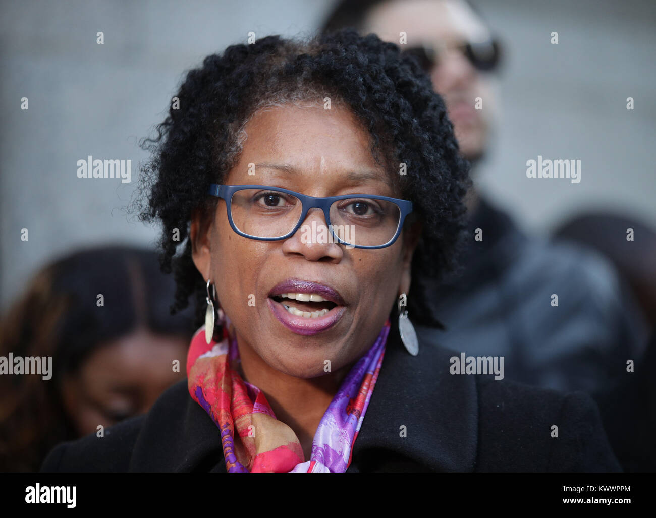 Lorraine Jones, der Schwester von Angela am Besten, spricht mit den Medien außerhalb des Old Bailey, London, nach dem Serienmörder Theodore Johnson für eine Mindestlaufzeit von 26 Jahren für die Ermordung seiner ehemaligen Partner Beste inhaftiert wurde. Stockfoto