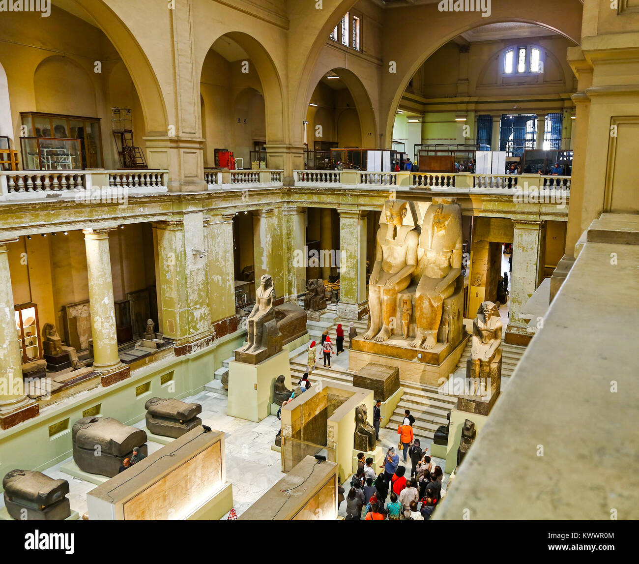 Menschen betrachten die Artefakte auf dem Display in der zentralen Halle des Ägyptischen Museums von Antiquitäten, Kairo, Ägypten Stockfoto