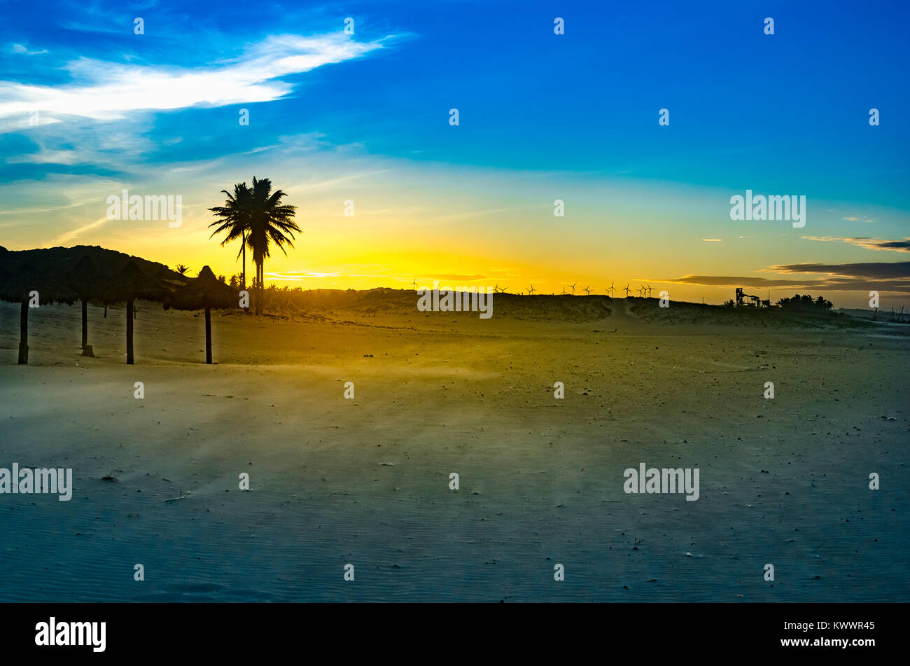 Strand Landschaft am Sonnenuntergang mit Windmühlen auf dem Hintergrund Stockfoto