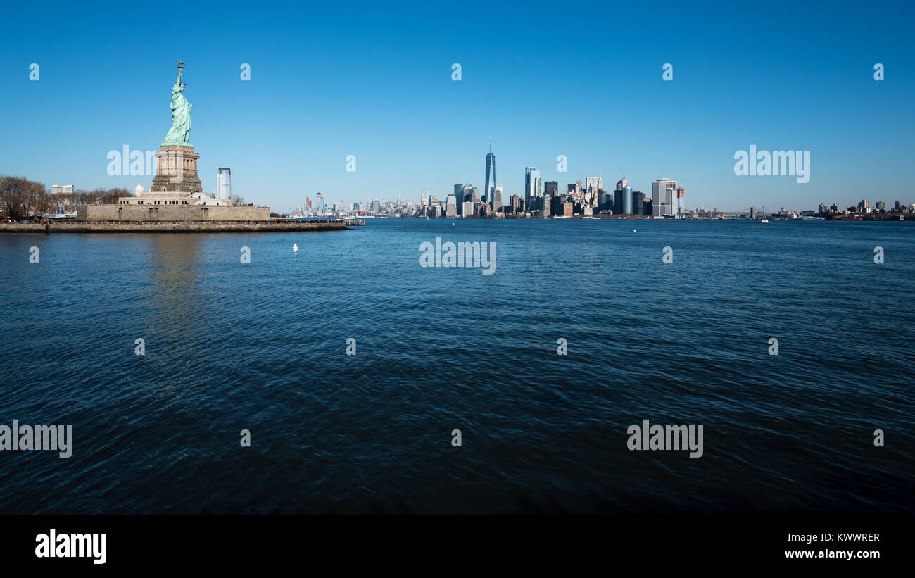 Freiheitsstatue und Lower Manhattan, Blick von der Upper New York Bay, New York. Stockfoto