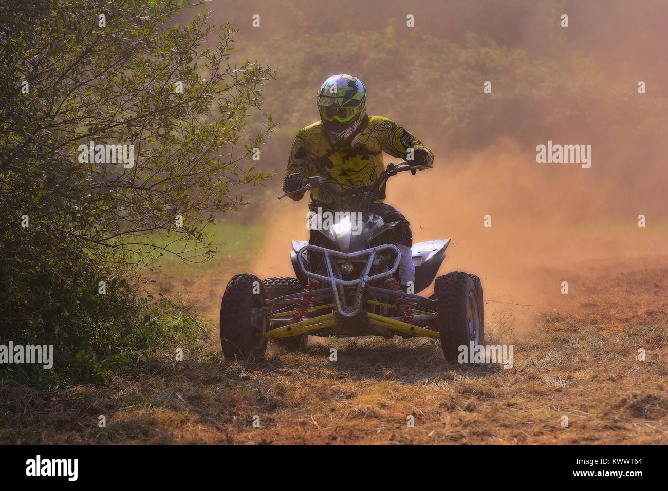 Reiter auf einem Quad Motorrad in der Morgendämmerung. Stockfoto