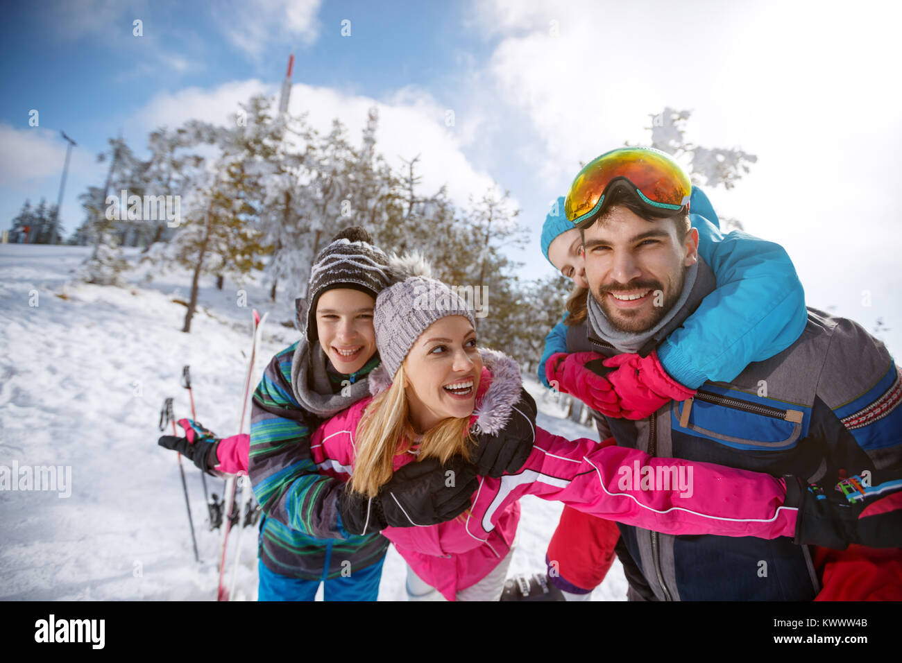 Fröhliche Eltern mit Kindern glücklich zusammen verbringen Winterurlaub Stockfoto