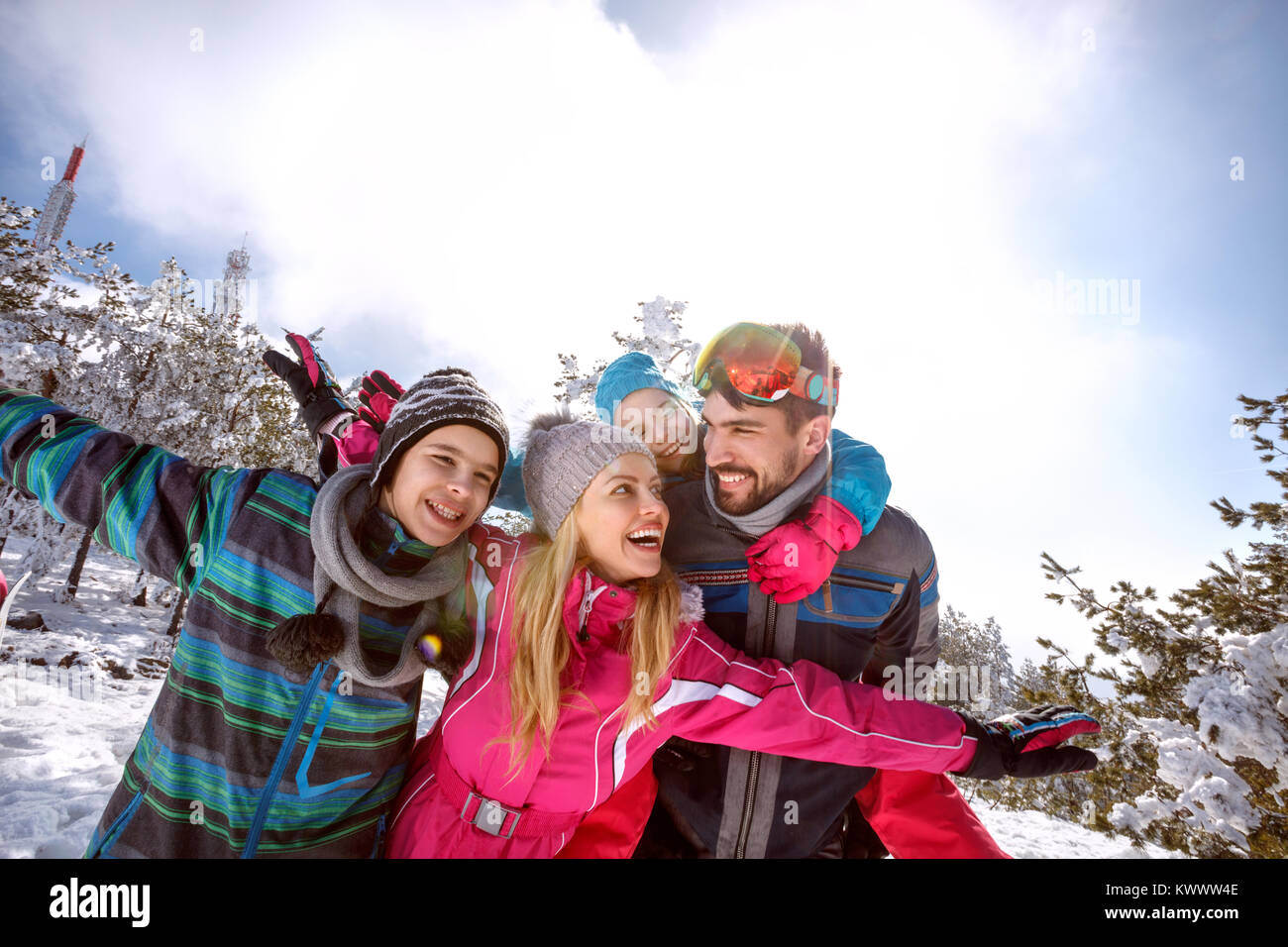 Glückliche Familie zusammen auf Skifahren Stockfoto