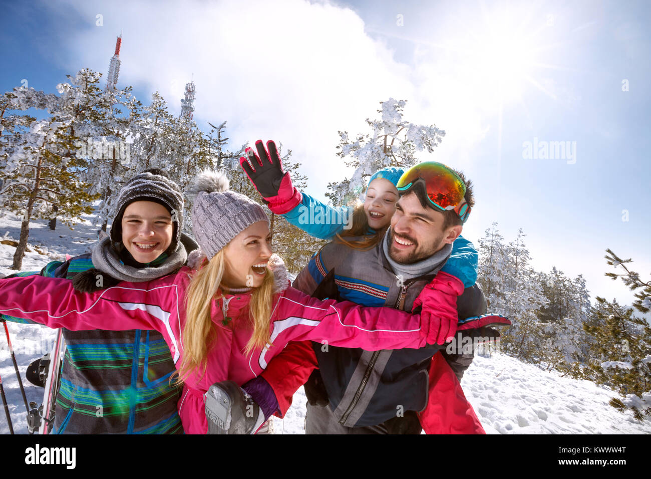 Freundliche Familie zusammen Spaß am Skifahren Stockfoto