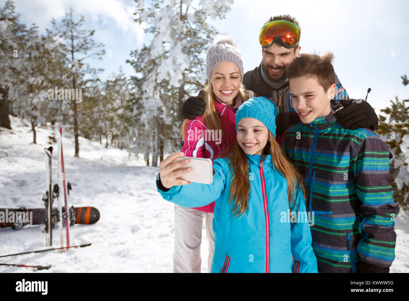 Mädchen nehmen selfie mit der Familie zum Skifahren in die Berge Stockfoto