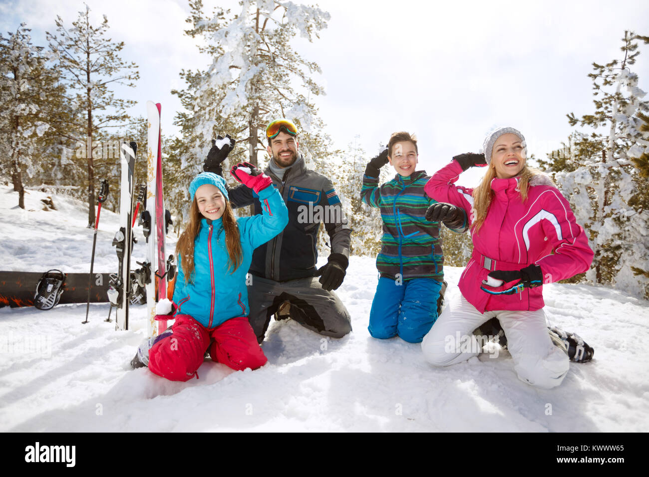 Happy Family, Schneebälle zum Skifahren in die Berge Stockfoto