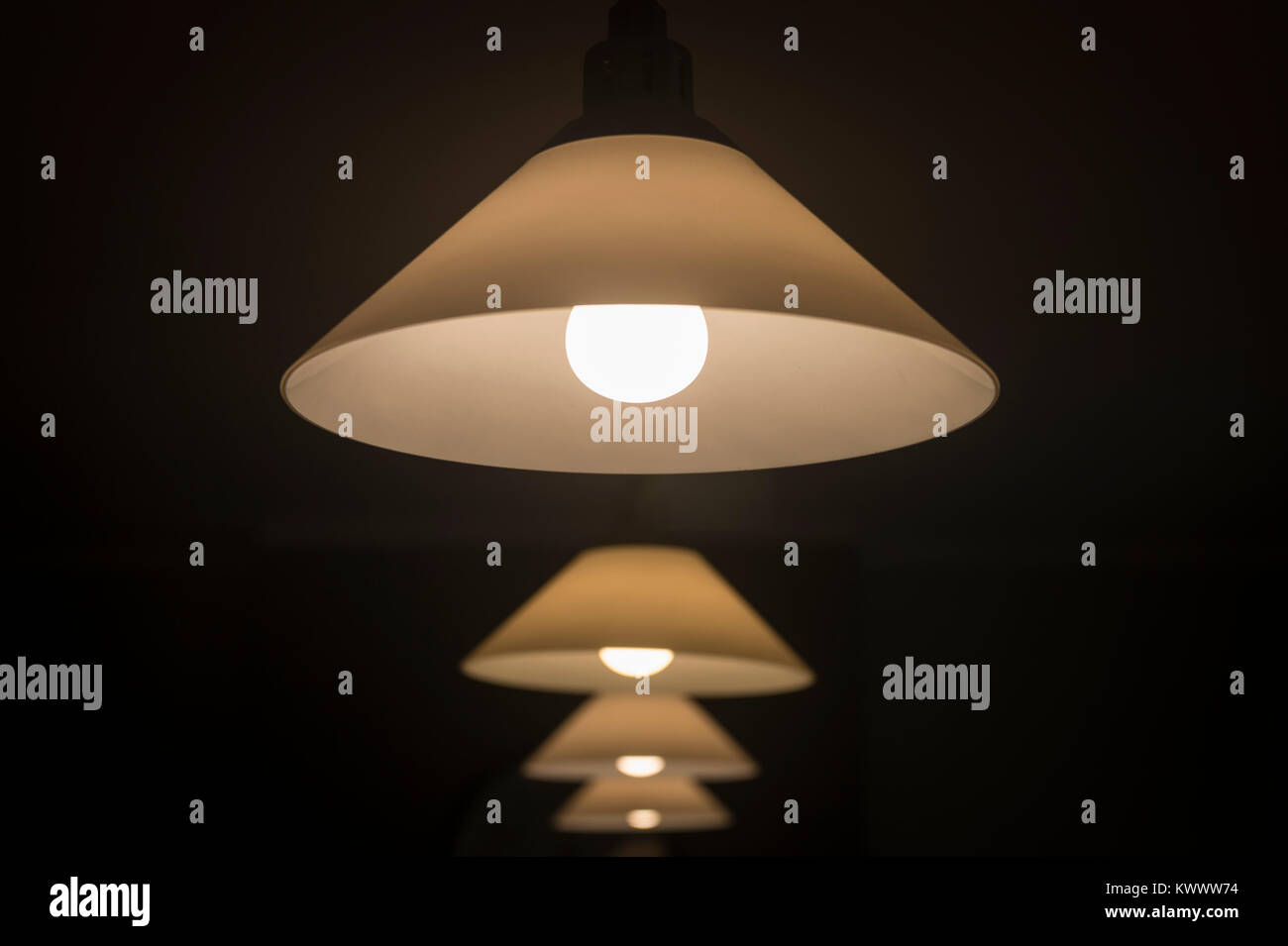 Deckenlampen mit Glas Lampenschirme, beleuchtet Stockfoto