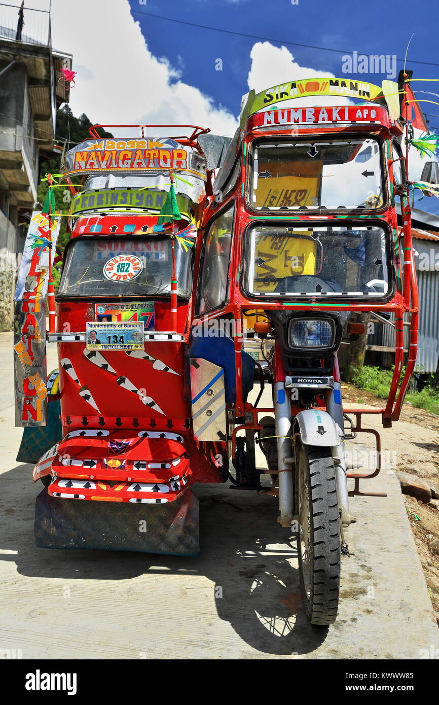 Banaue, Philippines-October 6, 2016: Kolorist dreirädrige Kraftfahrzeuge sind eine gemeinsame öffentliche Verkehrsmittel im Land. Hier auf Mayoyao-Alfonso Liste Stockfoto