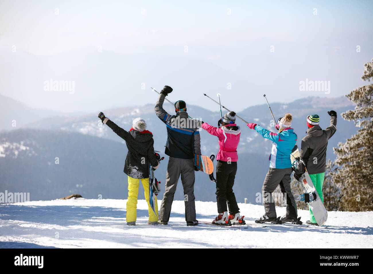 Skifahrer Gruppe in Berg mit Skistöcken, Rückansicht Stockfoto