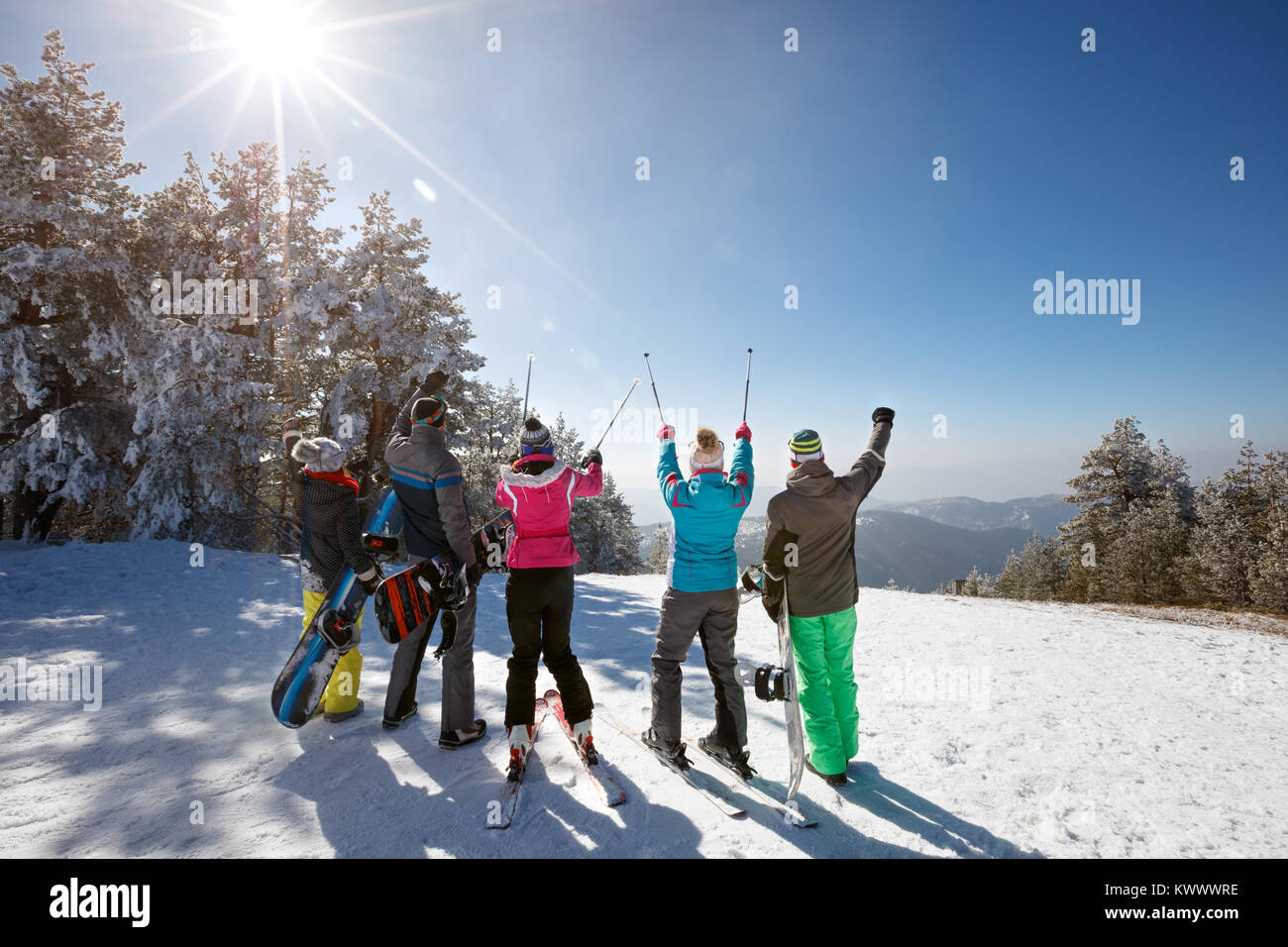 Gruppe von Skifahrern auf Skifahren in Berg mit Skistöcken, Rückansicht Stockfoto