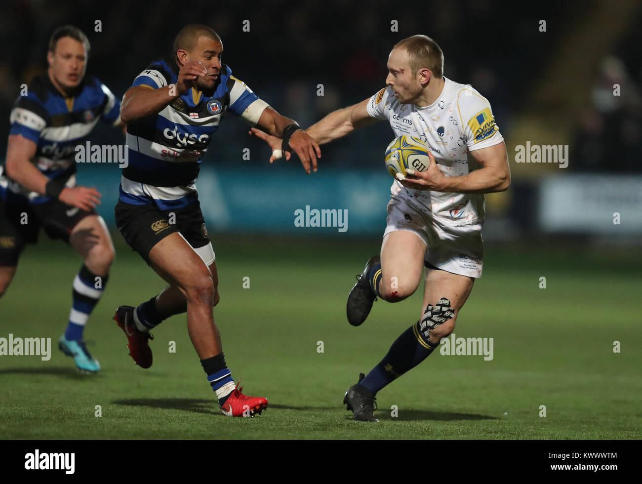 Die Worcester Chris Steffi weg erhält von der Badewanne Jonathan Joseph während der Aviva Premiership Gleiches an Sixways Stadion, Worcester. Stockfoto