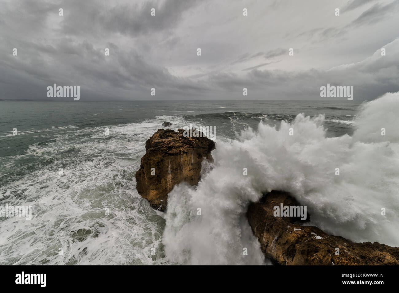 Wellen mit einem Moody Himmel im Farol da nazare Stockfoto