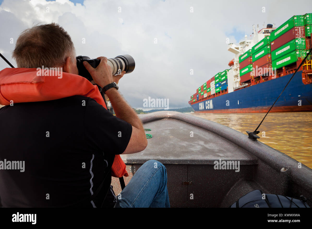 Touristen, die Bilder von einem Containerschiff, die durch den Panamakanal, Republik Panama. Stockfoto