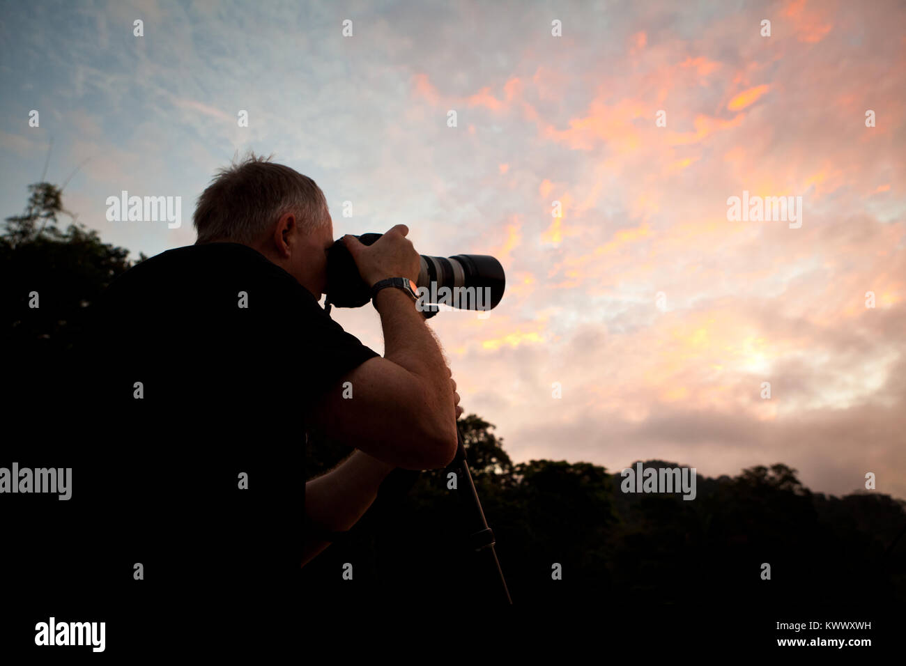 Outdoor Fotograf Fang den Sonnenaufgang am Rio Chagres, Soberania Nationalpark, Republik Panama. Stockfoto